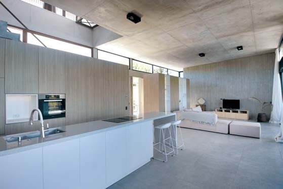 Casa Acacias: Cocina y estar integrados con entrada de luz natural
