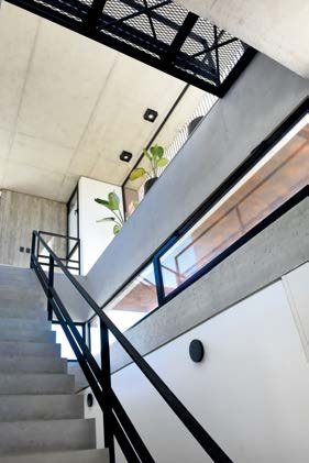 Casa Acacias: Escalera interior y aberturas entre los niveles