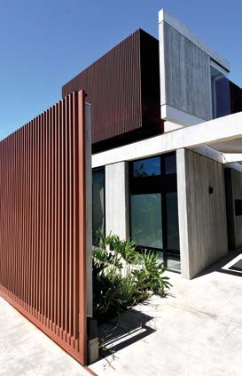 Casa Acacias: Detalle del acceso y los parasoles verticales