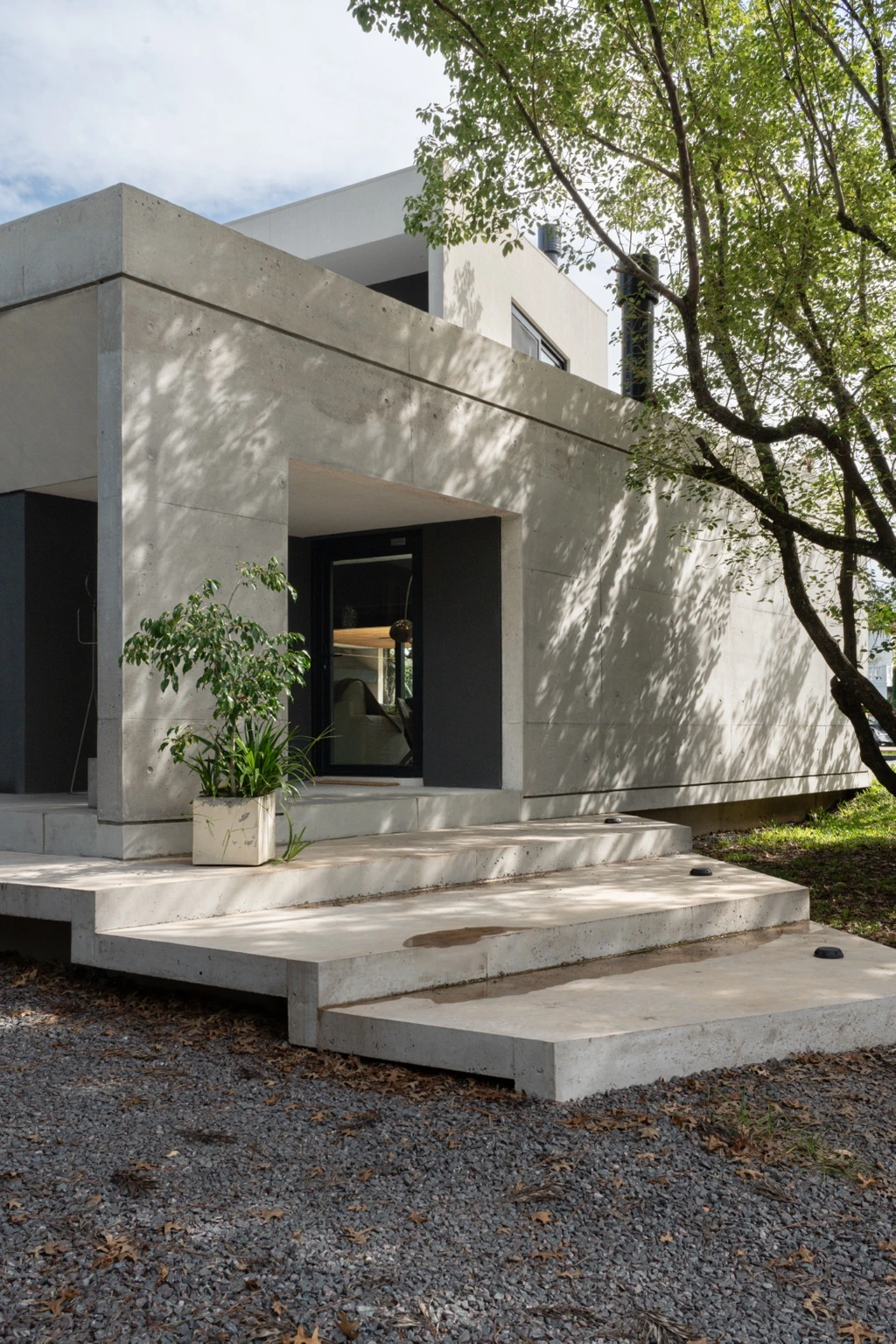Casa Boat: acceso exterior y escalones de hormigón