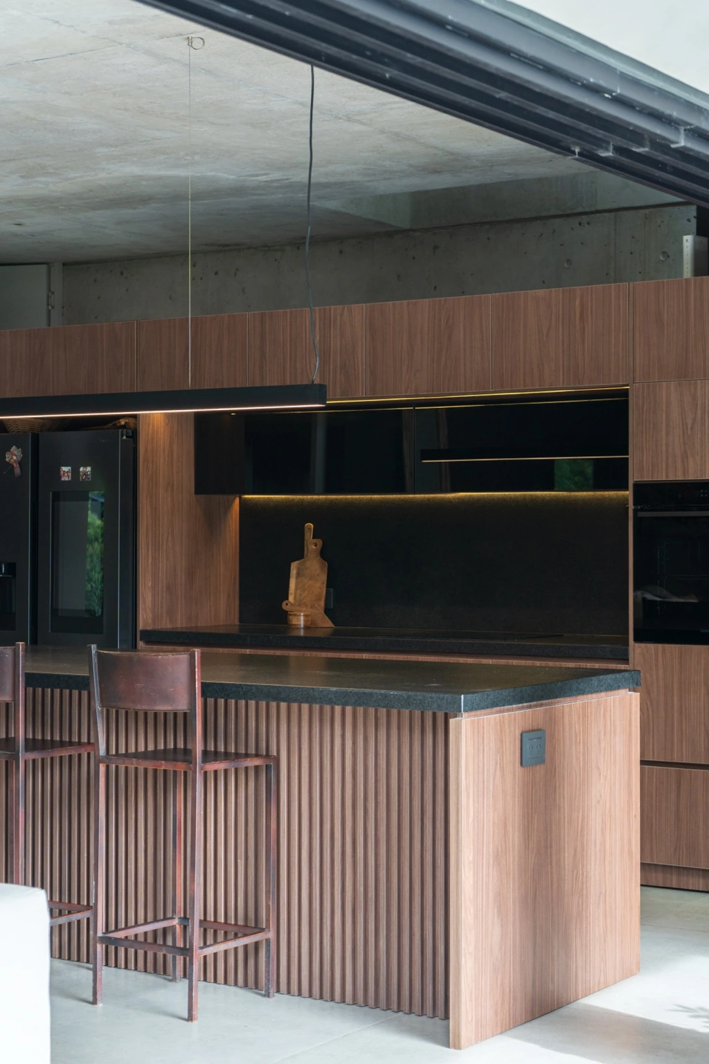 Casa Boat: cocina con isla y mobiliario de madera