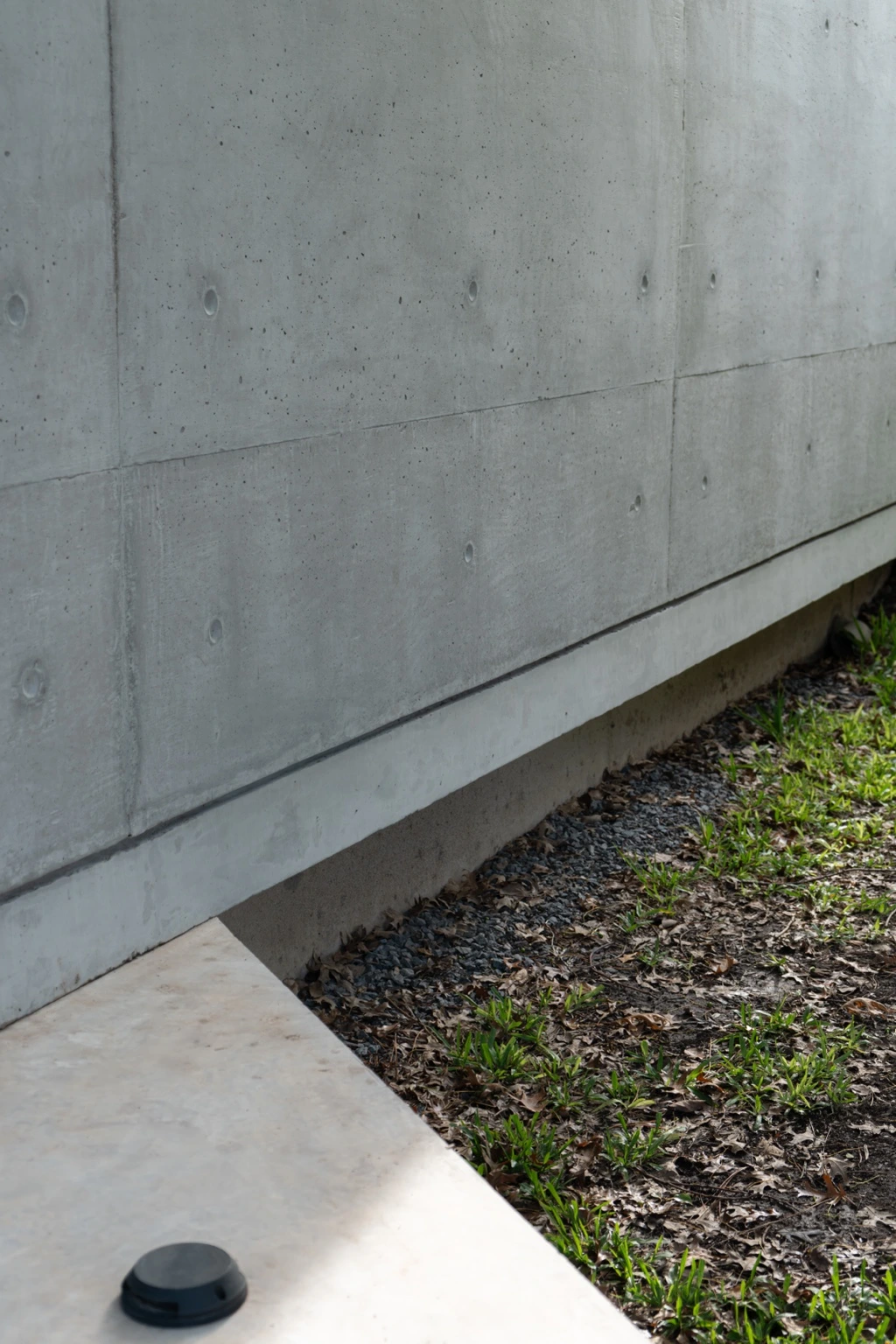 Casa Boat: detalle del muro de hormigón y el solado exterior