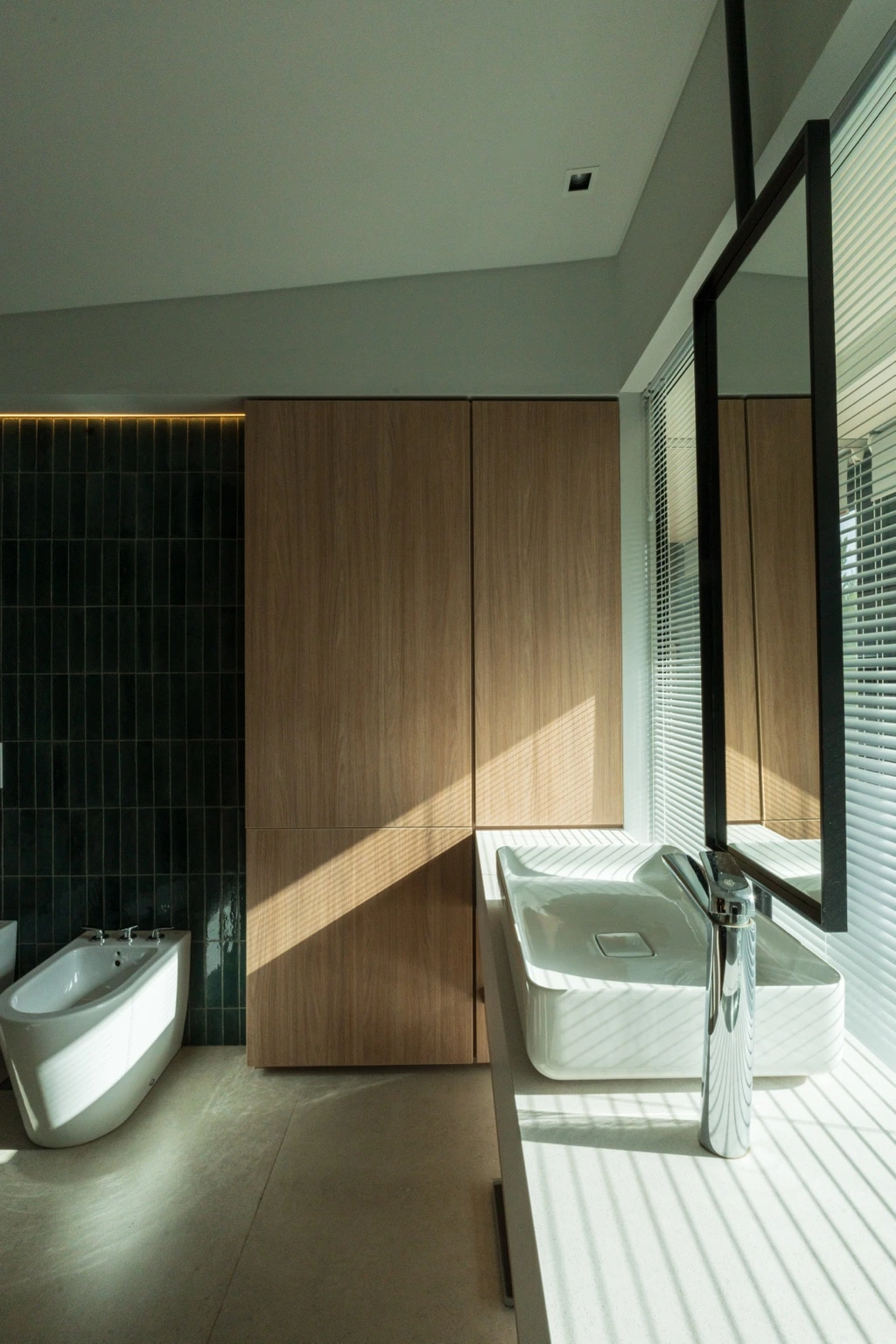 Casa Boat: baño con revestimientos y mobiliario de madera